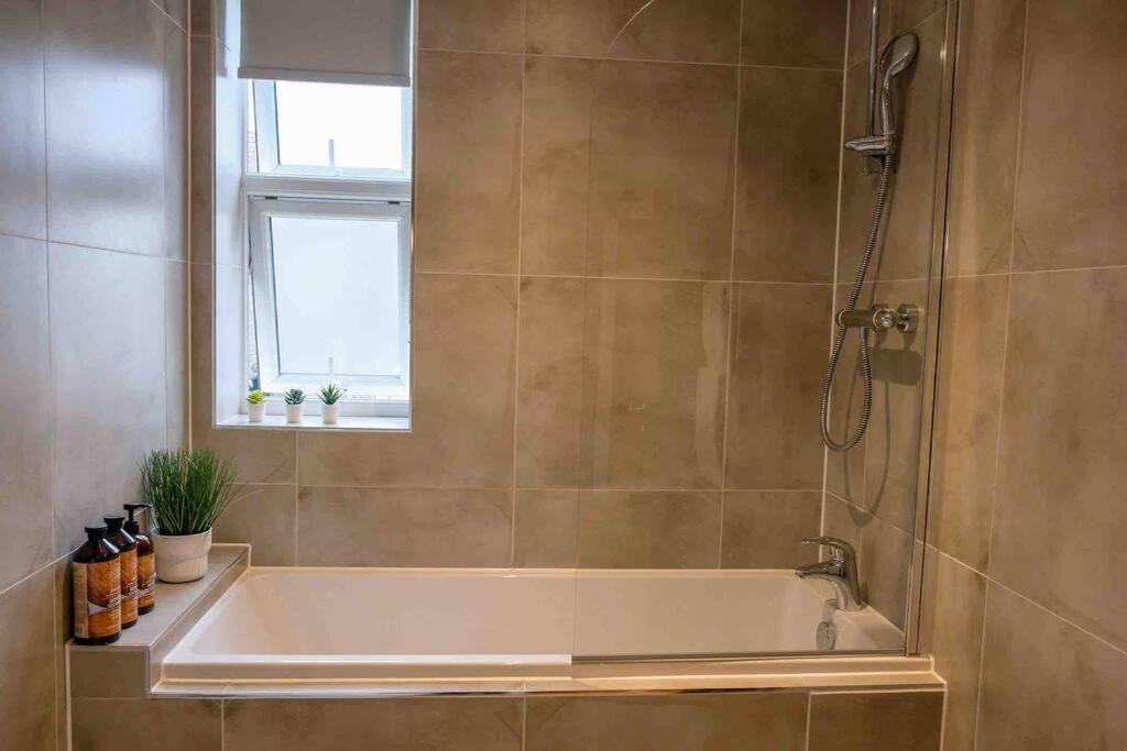 Garden Of Eden 1 Bedroom Flat In Fishponds * Бристоль